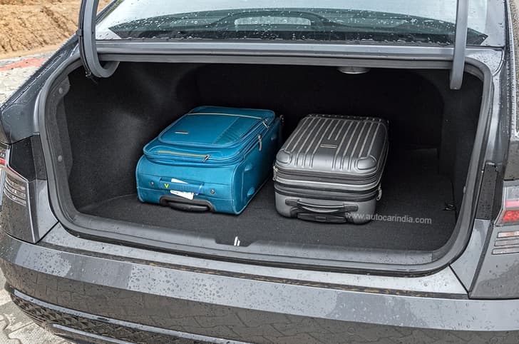 Hyundai Verna boot