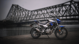 Hero Xtreme 125R static shot with bridge background 
