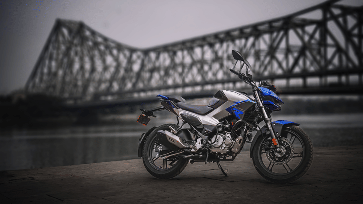 Hero Xtreme 125R static shot with bridge background