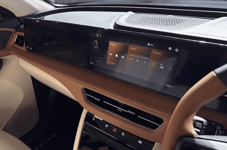 Mahindra XEV 7XO interior screens