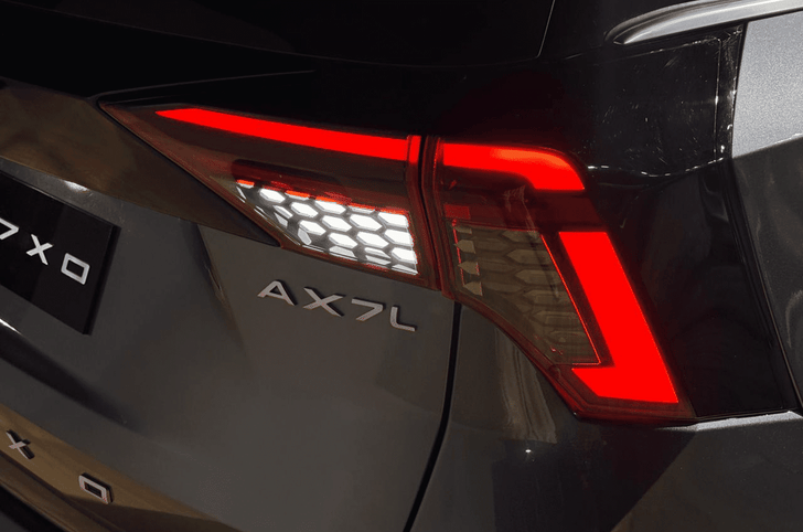 Mahindra XUV 7XO taillight 