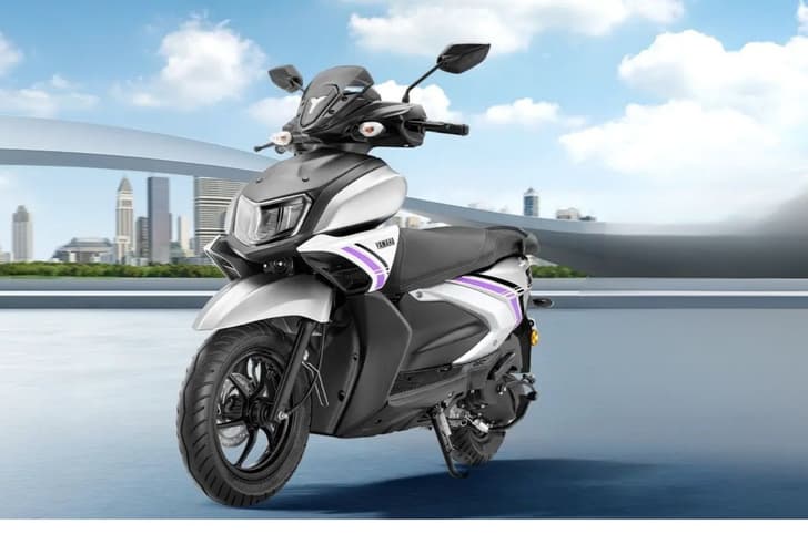 Yamaha RayZR Hybrid front left side static in city