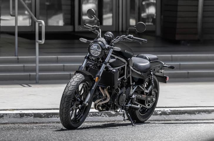 Kawasaki Eliminator 500 still shot