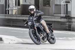 Kawasaki Eliminator 500 cornering shot