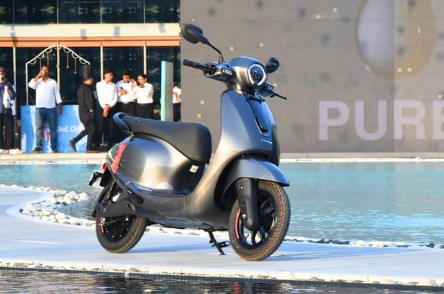 Bajaj Chetak C2501 image gallery