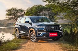 Toyota Innova Hycross front quarter static