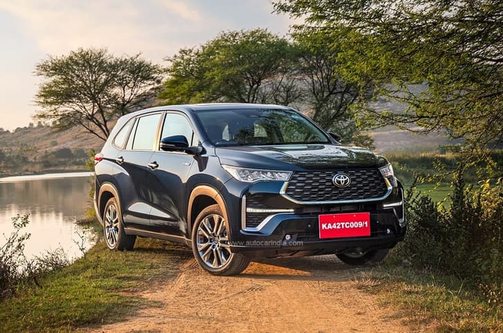 Toyota Innova Hycross front quarter static