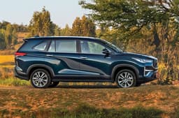 Toyota Innova Hycross side static