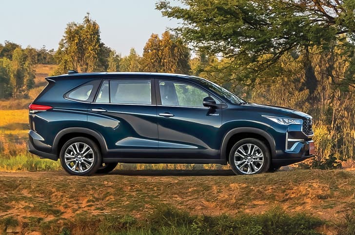 Toyota Innova Hycross side static