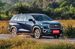 Toyota Innova Hycross front quarter tracking