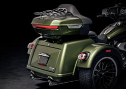 Close up image of the rear luggage box on the Street Glide 3 Limited