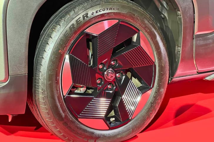 Toyota Urban Cruiser Ebella alloy wheel design
