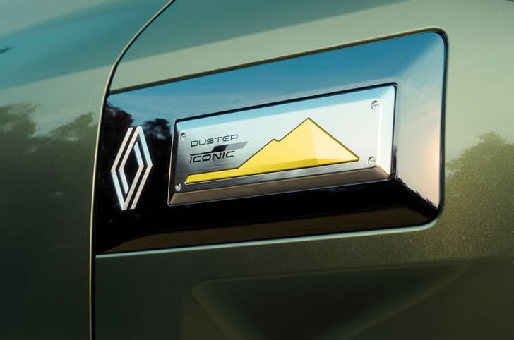 2026 Renault Duster fender badge