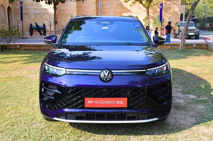 2026 Volkswagen Tayron front head on