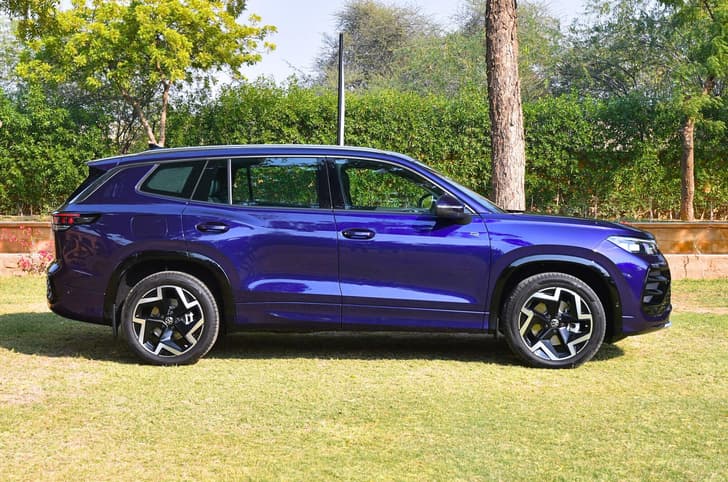 2026 Volkswagen Tayron right side profile 