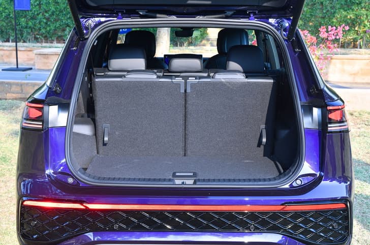 2026 Volkswagen Tayron boot with third row up