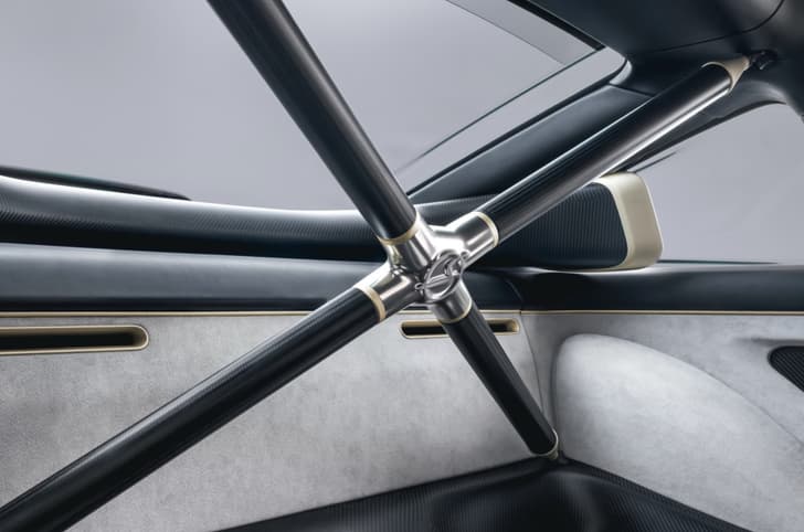 Singer DLS Turbo Sorcerer in studio