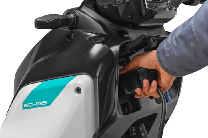 Yamaha EC06 charging port