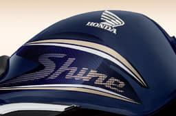Detail image of the tank graphics on the Shine 125 Limited Edition