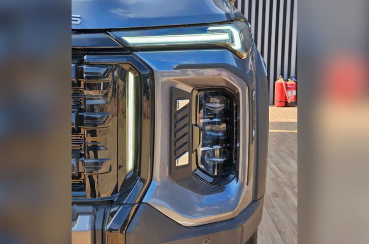 MG Majestor headlights