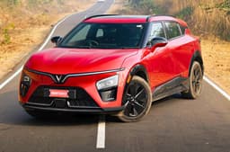 VinFast VF7 front quarter