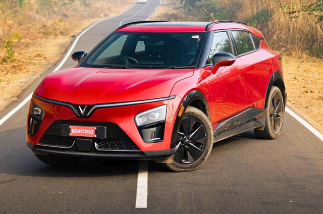 VinFast VF7 exterior image gallery 