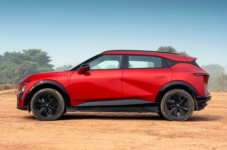 VinFast VF7 side profile