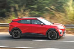 VinFast VF7 driving