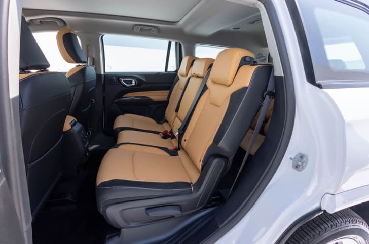 Jeep Meridian Track Edition sliding second row