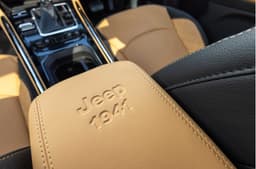 Jeep Meridian Track Edition centre console 