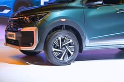 nissan gravite on stage