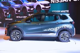 nissan gravite on stage