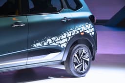 nissan gravite on stage