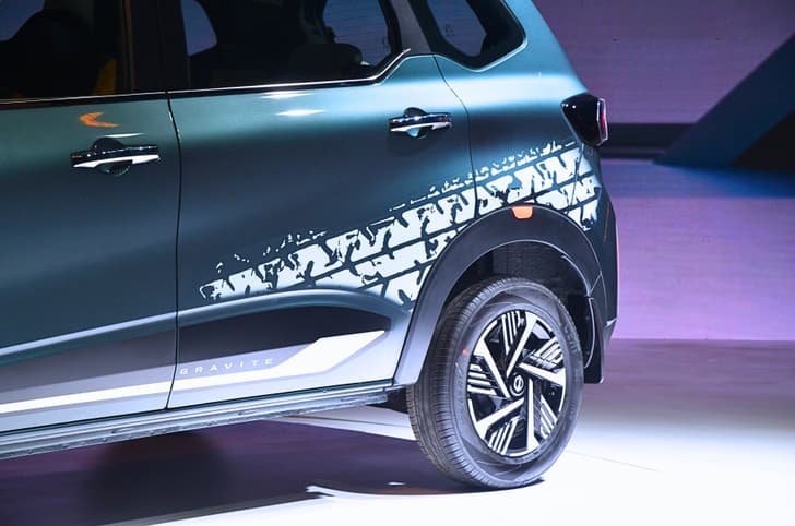 nissan gravite on stage