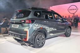 nissan gravite on stage