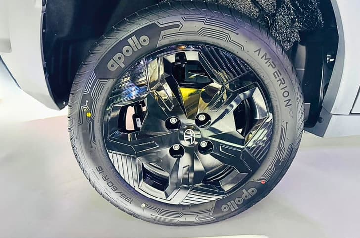 Tata Punch EV facelift Adventure 40 alloy wheels