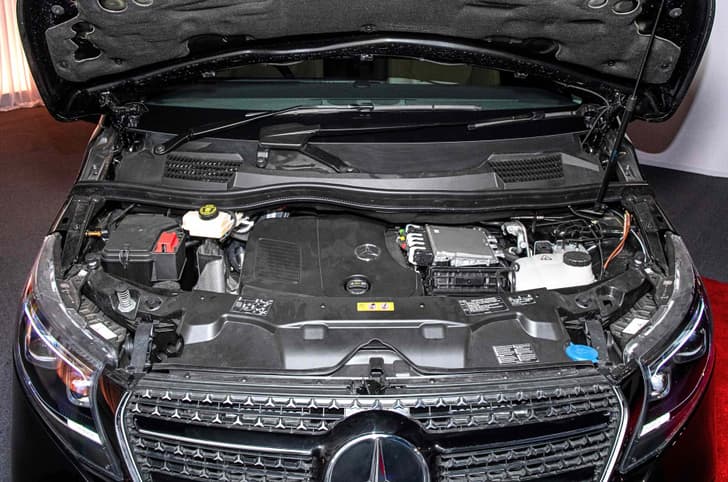 Mercedes-Benz V-Class engine bay 