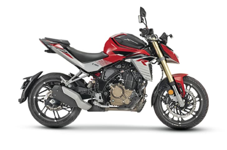 Hero Xtreme 250R Red side profile studio shot