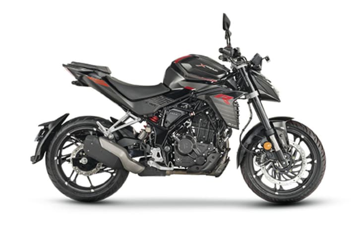 Hero Xtreme 250R Black side profile studio shot