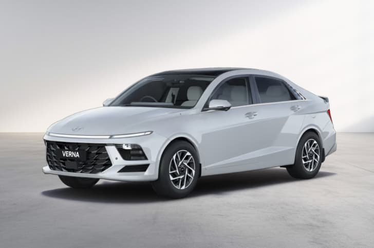 2026 Hyundai Verna Atlas White colour with black roof