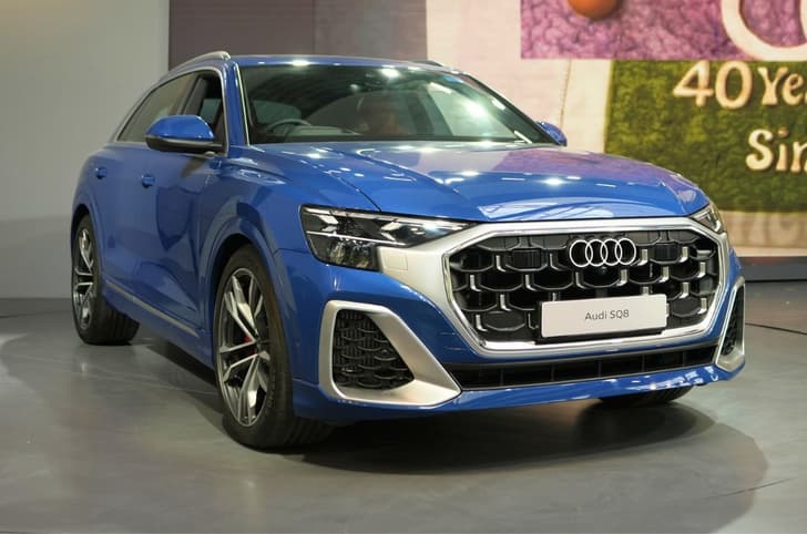 Audi SQ8 front quarter
