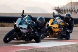 Triumph Daytona 660 duo cornering shot