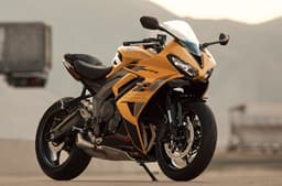 Triumph Daytona 660 right front three quarter