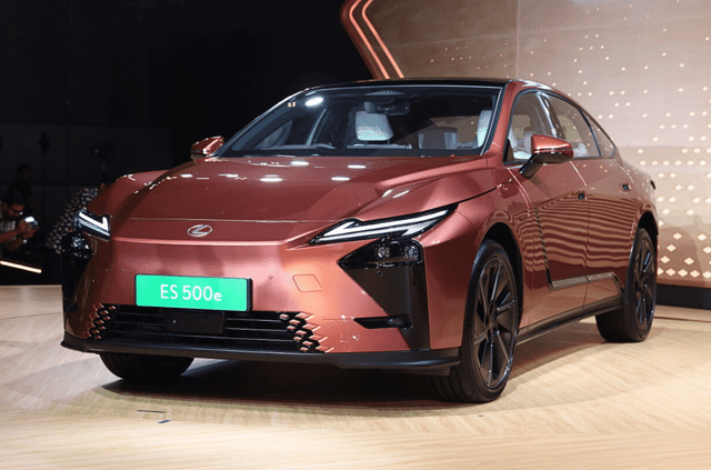 Lexus ES 500e front quarter