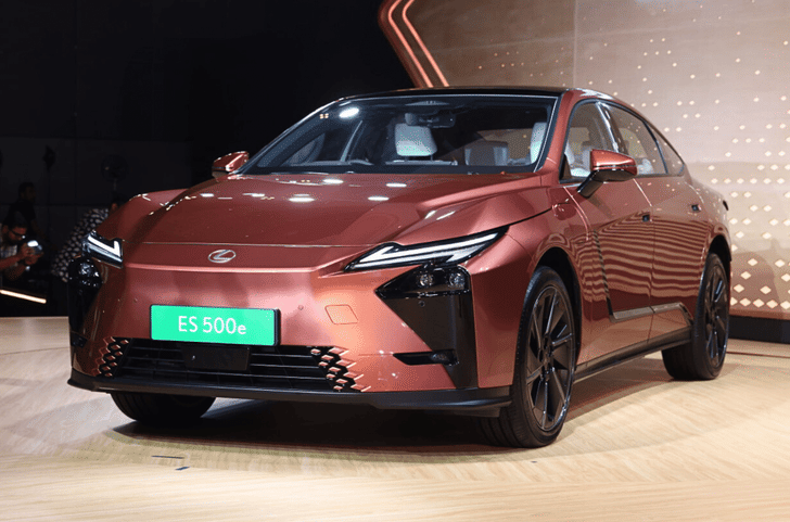 Lexus ES 500e front quarter