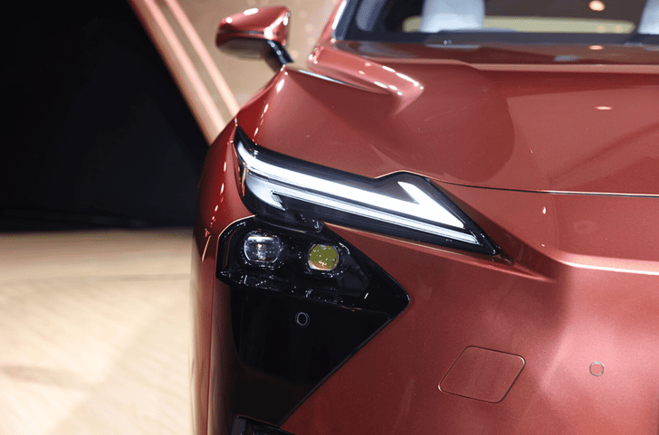 Lexus ES 500e headlights