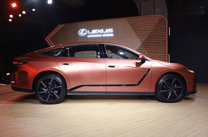 Lexus ES 500e side profile