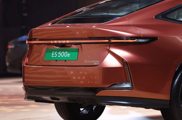 Lexus ES 500e taillight