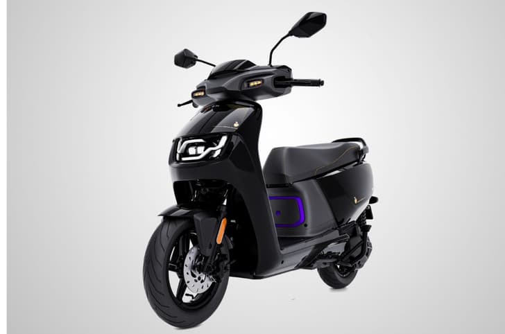 Vida VX2 KKR Limited Edition left three quarter image