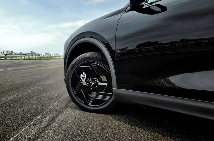 Vinfast VF MPV 7 alloy wheels